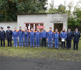 Jugendfeuerwehr Trebendorf/Wolfshain mit alles Gratulanten nach der Übergabe der Leistungsspangen.