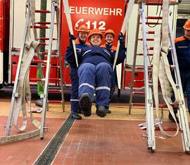 Test der Feuerwehrschaukel im Gerätehaus Mitte