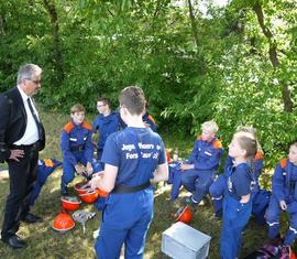 Landrat Harald Altekrüger im Gespräch mit der Jugendfeuerwehr der Stadt Forst (Lausitz).