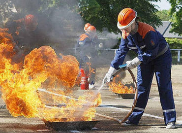 Junge Feuerwehrleute aus Gahlen (r) und Boblitz auf der Stafette beim Feuerlöschen mit der Kübelspritze.