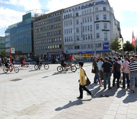 auf dem Bahnhofsvorplatz