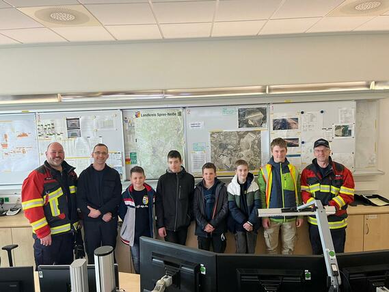 Die Mitglieder der AG Brandschutz der GOST in der Leitstelle der LEAG Werkfeuerwehr am Standort Jänschwalde mit Wachabteilungsleiter Jörg Krause (2.v.l.)