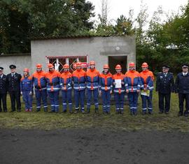 Jugendfeuerwehr Kolkwitz mit alles Gratulanten nach der Übergabe der Leistungsspangen.