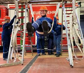 Test der Feuerwehrschaukel im Gerätehaus Mitte