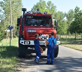Zwei Jugendliche Begutachten das Tanklöschfahrzeug der Werkfeuerwehr LEAG vom Kraftwerk Jänschwalde