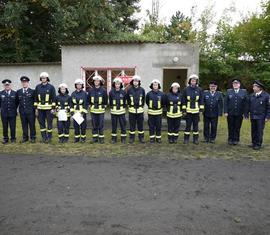 Jugendfeuerwehr Lauchhammer mit alles Gratulanten nach der Übergabe der Leistungsspangen.