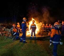 Lagerfeuer mit Stockbrot zum Tagesabschluss