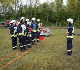 Jugendfeuerwehr Lauchhammer beginnt die Grundübung nach FwDV 3 mit Löschwasserentnahme aus dem offenem Gewässer.