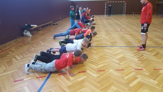 Die Kinder machen Liegestütze.