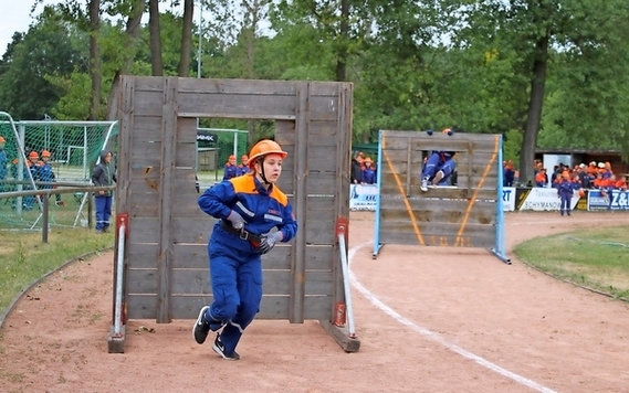 Die Teammitglieder der einzelnen Jugendfeuerwehren kämpfen um die besten Zeiten bei den Stafetten.