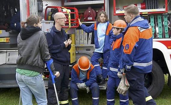 Ausbilder Michael Wagner (2.v.l.) gab den Jugendfeuerwehrleuten aus Guben noch einmal letzte Anweisungen.