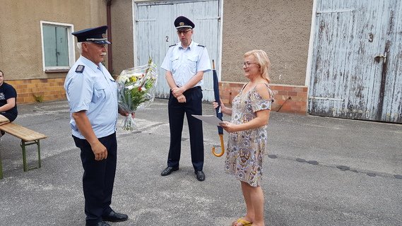 Andreas Britze, Stadtbrandmeister Forst (Lausitz) gratuliert Kam. Katrin Kralijc zur Auszeichnung mit dem Ehrenzeichen der Landesjugendfeuerwehr Brandenburg in der Stufe Silber