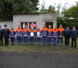 Jugendfeuerwehr Drebkau/Welzow mit alles Gratulanten nach der Übergabe der Leistungsspangen.