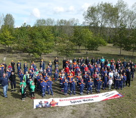 Gruppenbild aller Teilnehmer der Pflegeaktion auf dem Ehrenhain im Jahr 2020