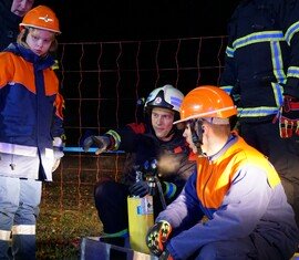 Vierter Einsatz - Verkehrsunfall mit einer Person unter einem PKW