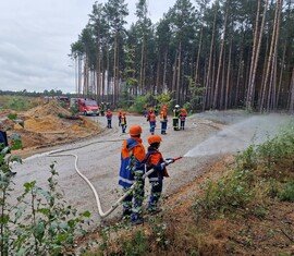 Brandbekämpfung am Waldrand