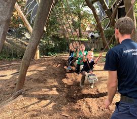 Kinderfeuerwehr aus Heinersbrück hat sichtlich Spaß beim Schaukeln