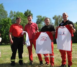 Übergabe der Lager T-Shirts an das Hubschrauberteam.