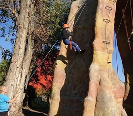 Jasper beim Abseilen vom Kletterfelsen