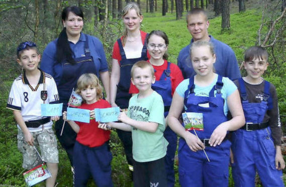 Die Feuerwehrkräfte von morgen: Carolin Vatter, Nancy Fechner und Jernou Chahin (hinten) mit ihren "Löschzwergen".