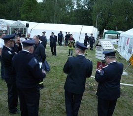 Rundgang der Ehrengäste mit Besuch der einzelnen Jugendgruppen und Bewertung der Vorgärtengestaltung