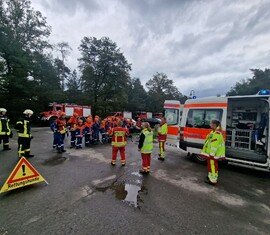 Die Rettungshundestaffel weißt die "EInsatzkräfte" in die Suche ein