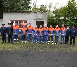 Jugendfeuerwehr Peitz mit alles Gratulanten nach der Übergabe der Leistungsspangen.