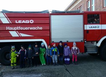 Gruppenbild vor dem ULF der LEAG Feuerwache Schwarze Pumpe.