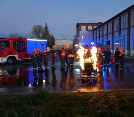 Nach der Barndbekämpfung wurde die Teilnehmer in der Handhabung mit einem Handfeuerlöscher ausgebildet