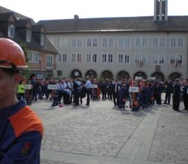 Aufstellung zur Eröffnung auf dem Marktplatz