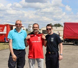 Stefan Kothe und Robert Buder bedankten sich im Namen alle Teilnehmer bei Frank Steckling Geschäftsführer der Flugplatzbetriebsgesellschaft Welzow mbH mit der Übergabe eines Lagershirts als Andenken.