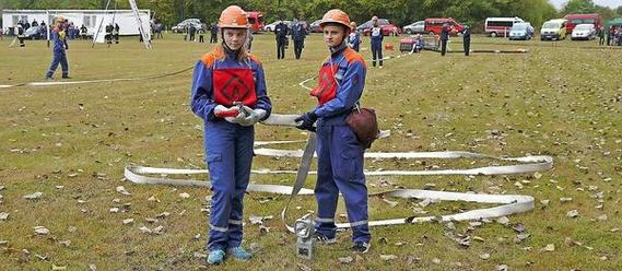 Sophie Rademacher und Anthony Kunze (Jugendfeuerwehr des Amtes Peitz) haben als Angriffstrupp das 1. Rohr vor genommen.