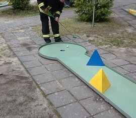 Unser Stadtjugendwart beim Minigolf spielen