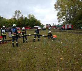 Die fertig aufgebaute Saugleitung wird durch die Jugendfeuerwehr Lauchhammer zu Wasser gegeben.