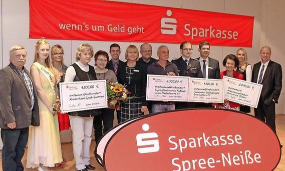 Über eine Sparkassen-Spende freuen sich unter anderem das Kinderhaus in Grano, der Jugendförderverein Fußballunion Niederlausitz, die Feuerwehr-Löschgruppe Bresinchen und der Gubener AWO-Ortsverband.