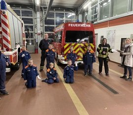 Nadine Kalzke von der Alexander-Tschirch Apotheke übergibt einen Spendenumschlag an die Feuerflitzer von Guben.