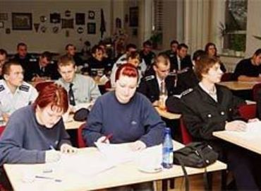 Foto: Gerd Kundisch, Feuerwehrleute aus dem Spree-Neiße-Kreis wurden dieser Tage in Döbern zu Jugendwarten ausgebildet.