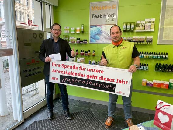 Rene Groeschke von der Stadt-Apotheke (rechts) übergibt die Summer der Sammelaktion an Stadtjugendwart Nico Hammel.