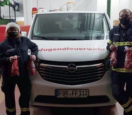 Die Ortsjugendfeuerwehrwartin Kartin Kraljic links und ihr Stellvertreter Daniel Gischke rechts am MTW der Jugendfeuerwehr im Gerätehaus Forst-Mitte