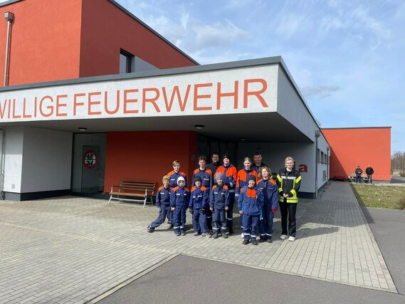 vor dem Gerätehaus der Freiwilligen Feuerwehr der Stadt Welzow