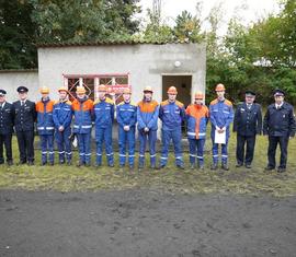 Jugendfeuerwehr Cottbus mit alles Gratulanten nach der Übergabe der Leistungsspangen.