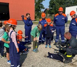 Alle sind gespannt- wie bekomme ich ein Feuer mit einem Kleinlöschgerät aus?