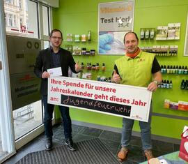 Rene Groeschke von der Stadt-Apotheke (rechts) übergibt die Summer der Sammelaktion an Stadtjugendwart Nico Hammel.