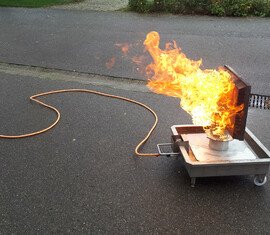 Die Monitorattrappe steht im Vollbrand vor dem Gerätehaus Süd