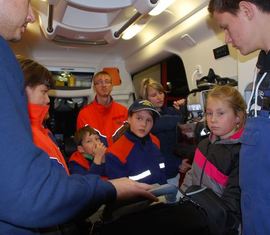 Geduldig erklärt Peter alle Geräte im Rettungswagen.