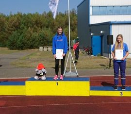 Platz 1 bis 3 100 Meter Hindernisbahn AK Mädchen 15-16 Jahre (3. Platz Maria König)