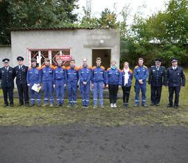 Jugendfeuerwehr Döbern mit alles Gratulanten nach der Übergabe der Leistungsspangen.