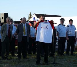 Landrat Dieter Friese präsentiert das Lager-T-Shirt 2008