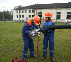 Viktoria und Jonas im Wassertrupp der Jugendgruppe Forst bringen den Saugschutzkorb an der Saugleitung an